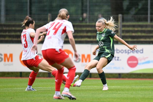 Fußball I Frauen I Saison 2026-2027 I Freundschaftsspiel I RB Leipzig - VfL Wolfsburg I 01.08.2026 Zweikampf Sandra Starke (13, Rasenballsport Leipzig) fordert Anny Kerim-Lindland (38, VfL Wolfsburg) Markranstädt Rasenplatz, Stadion am Bad Großfeld, Am Stadtbad 30 Sachsen Deutschland *** Soccer I Women’s I 2026–2027 Season I Friendly Match I RB Leipzig vs. VfL Wolfsburg I August 1, 2026: Sandra Starke (13) battles for the ball; Rasenballsport Leipzig challenges Anny Kerim Lindland (38), VfL Wolfsburg Markranstädt Grass Field, Stadion am Bad Großfeld, Am Stadtbad 30, Saxony, Germany Copyright: xLobeca InesxHähnelx