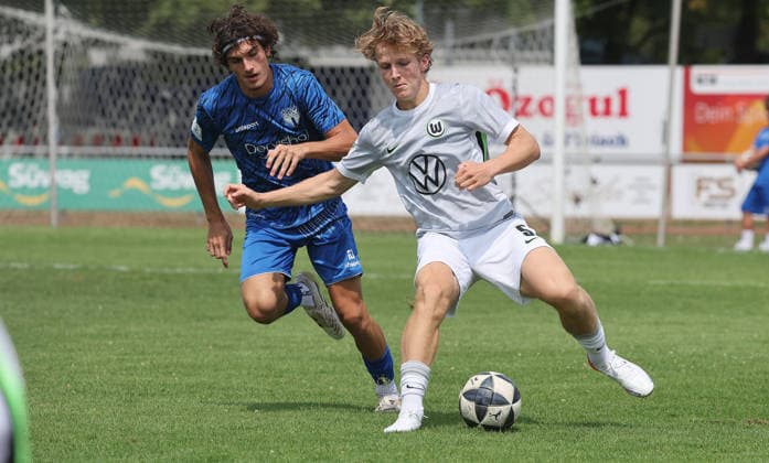 Freiberg , Fußball U19 DFB Pokal Junioren SGV Heilbronn-Freiberg vs. VfL Wolfsburg , von links: Ilias Belca ( SGV ) Tim Neininger ( Wolfs ) *** Freiberg, U19 Soccer, DFB Junior Cup: SGV Heilbronn Freiberg vs. VfL Wolfsburg; from left: Ilias Belca (SGV), Tim Neininger (Wolfs)