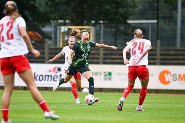 Fußball I Frauen I Saison 2026-2027 I Freundschaftsspiel I RB Leipzig - VfL Wolfsburg I 01.08.2026 Ella Peddemors (5, VfL Wolfsburg) holt aus zum Torschuss Markranstädt Rasenplatz, Stadion am Bad Großfeld, Am Stadtbad 30 Sachsen Deutschland *** Soccer I Women s I 2026–2027 Season I Friendly Match I RB Leipzig vs. VfL Wolfsburg I August 1, 2026 Ella Peddemor s 5, VfL Wolfsburg takes a shot on goal at the Markranstädt grass field, Stadion am Bad Großfeld, Am Stadtbad 30, Saxony, Germany Copyright: xLobeca InesxHähnelx