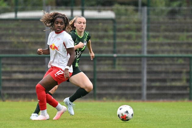 Fußball I Frauen I Saison 2026-2027 I Freundschaftsspiel I RB Leipzig - VfL Wolfsburg I 01.08.2026 Delice Boboy (17, Rasenballsport Leipzig) hat gegen Lieske Carleer (3, VfL Wolfsburg) das Nachsehen Markranstädt Rasenplatz, Stadion am Bad Großfeld, Am Stadtbad 30 Sachsen Deutschland *** Soccer I Women’s I 2026–2027 Season I Friendly Match I RB Leipzig vs. VfL Wolfsburg I August 1, 2026 Delice Boboy 17, Rasenballsport Leipzig defeated Lieske Carleer 3, VfL Wolfsburg came up short at the Markranstädt Grass Field, Stadion am Bad Großfeld, Am Stadtbad 30, Saxony, Germany Copyright: xLobeca InesxHähnelx