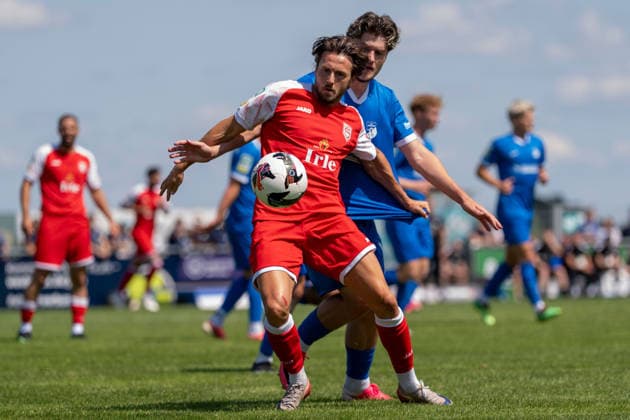 Fußball Regionalliga Staffel West 1. Spieltag SV Westfalia Rhynern - Sportfreunde Siegen am 01.08.2026 im Kümpel + Hellmeister Arena im Westfalia Sportpark in Hamm-Rhynern Lucas Cueto ( Siegen ) - vorne - Lars Warschewski ( Rhynern ), hinten *** Soccer Regional League, West Division 1, Matchday: SV Westfalia Rhynern vs. Sportfreunde Siegen on August 1, 2026, at the Kümpel Hellmeister Arena in the Westfalia Sportpark in Hamm Rhynern. Lucas Cueto (Siegen) in the front; Lars Warschewski (Rhynern) in the back xMAx