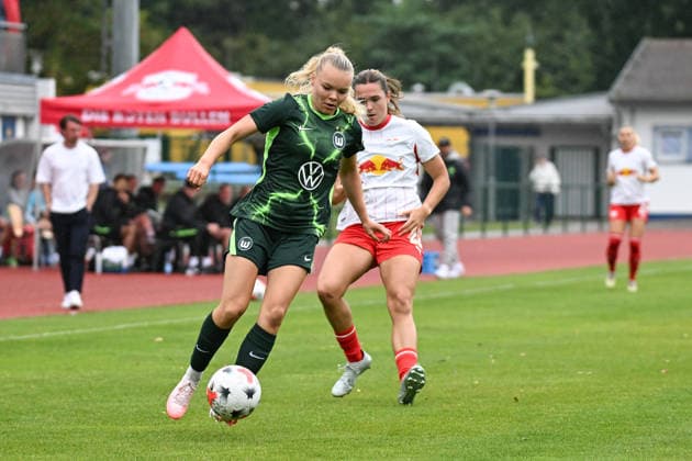 Fußball I Frauen I Saison 2026-2027 I Freundschaftsspiel I RB Leipzig - VfL Wolfsburg I 01.08.2026 Anny Kerim-Lindland (38, VfL Wolfsburg), Alieke Tuin (22, Rasenballsport Leipzig) Markranstädt Rasenplatz, Stadion am Bad Großfeld, Am Stadtbad 30 Sachsen Deutschland *** Soccer I Women s I 2026–2027 Season I Friendly Match I RB Leipzig vs. VfL Wolfsburg I August 1, 2026 Anny Kerim Lindland 38, VfL Wolfsburg, Alieke Tuin 22, Rasenballsport Leipzig Markranstädt Grass Field, Stadion am Bad Großfeld, Am Stadtbad 30, Saxony, Germany Copyright: xLobeca InesxHähnelx