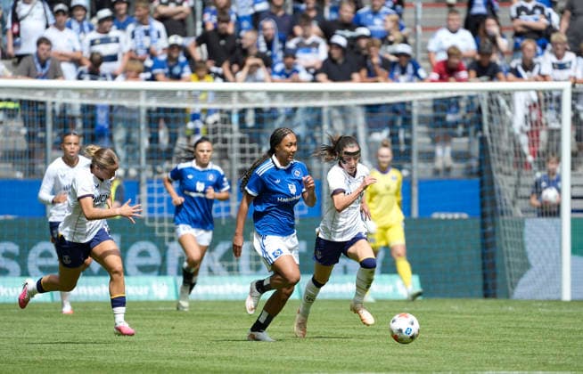 Foto : Melina KRÜGER am Ball (HSV) gegen Clare Whheler ( Everton ) HSV Saisoneröffnung am Sa. 01.08.2026 Fussball Testspiel der Damen Hamburger SV - FC Everton *** Photo: Melina KRÜGER on the ball during the HSV vs. Clare Wheeler Everton match; HSV season opener on Sat, Aug. 1, 2026; Women s soccer friendly between Hamburger SV and Everton FC