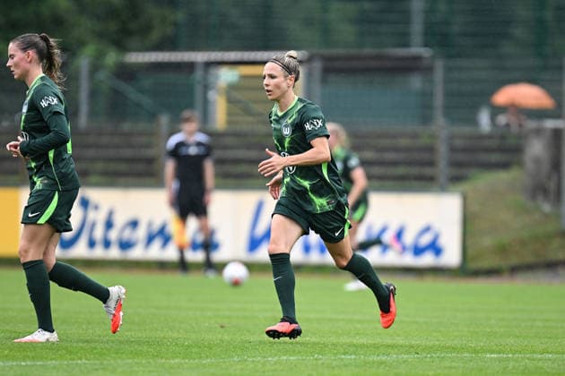Fußball I Frauen I Saison 2026-2027 I Freundschaftsspiel I RB Leipzig - VfL Wolfsburg I 01.08.2026 Svenja Huth (10, VfL Wolfsburg) (r.) Freisteller, Nahaufnahme, Porträt, Portrait, Einzelfoto, Einzelbild, Körper Markranstädt Rasenplatz, Stadion am Bad Großfeld, Am Stadtbad 30 Sachsen Deutschland *** Soccer I Women s I 2026–2027 Season I Friendly Match I RB Leipzig vs. VfL Wolfsburg I August 1, 2026 Svenja Huth 10, VfL Wolfsburg – Cutout, Close-up, Portrait, Single Photo, Single Image, Body, Markranstädt Grass Field, Stadion am Bad Großfeld, Am Stadtbad 30, Saxony, Germany Copyright: xLobeca InesxHähnelx