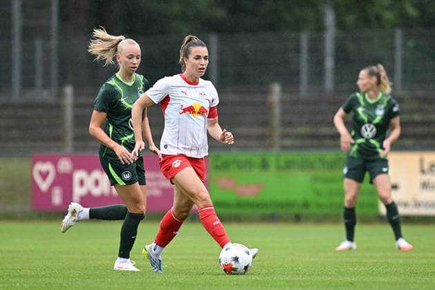 Fußball I Frauen I Saison 2026-2027 I Freundschaftsspiel I RB Leipzig - VfL Wolfsburg I 01.08.2026 Ella Peddemors (5, VfL Wolfsburg), Sandra Starke (13, Rasenballsport Leipzig) am Ball Markranstädt Rasenplatz, Stadion am Bad Großfeld, Am Stadtbad 30 Sachsen Deutschland *** Soccer I Women s I 2026–2027 Season I Friendly Match I RB Leipzig vs. VfL Wolfsburg I August 1, 2026 Ella Peddemors 5, VfL Wolfsburg, Sandra Starke 13, Rasenballsport Leipzig in action at Markranstädt Grass Field, Stadion am Bad Großfeld, Am Stadtbad 30, Saxony, Germany Copyright: xLobeca InesxHähnelx