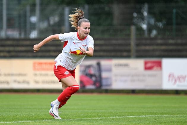 Fußball I Frauen I Saison 2026-2027 I Freundschaftsspiel I RB Leipzig - VfL Wolfsburg I 01.08.2026 Annabel Schasching (16, Rasenballsport Leipzig) Freisteller, Nahaufnahme, Porträt, Portrait, Einzelfoto, Einzelbild, Körper Markranstädt Rasenplatz, Stadion am Bad Großfeld, Am Stadtbad 30 Sachsen Deutschland *** Soccer I Women’s I 2026–2027 Season I Friendly Match I RB Leipzig vs. VfL Wolfsburg I August 1, 2026 Annabel Schasching 16, Rasenballsport Leipzig Cutout, Close-up, Portrait, Single photo, single image, body Markranstädt grass field, Stadion am Bad Großfeld, Am Stadtbad 30, Saxony, Germany Copyright: xLobeca InesxHähnelx