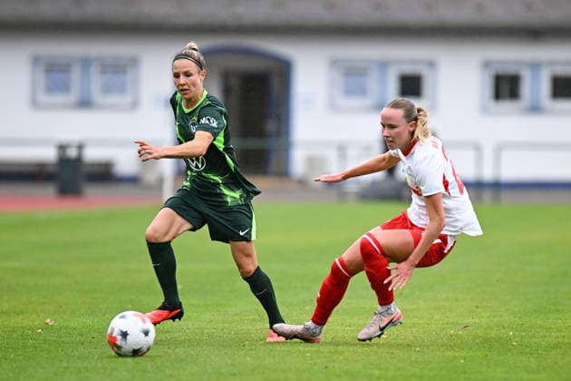 Fußball I Frauen I Saison 2026-2027 I Freundschaftsspiel I RB Leipzig - VfL Wolfsburg I 01.08.2026 Svenja Huth (10, VfL Wolfsburg), Alieke Tuin (22, Rasenballsport Leipzig) Markranstädt Rasenplatz, Stadion am Bad Großfeld, Am Stadtbad 30 Sachsen Deutschland *** Soccer I Women s I 2026–2027 Season I Friendly Match I RB Leipzig vs. VfL Wolfsburg I August 1, 2026 Svenja Huth 10, VfL Wolfsburg, Alieke Tuin 22, Rasenballsport Leipzig Markranstädt Grass Field, Stadion am Bad Großfeld, Am Stadtbad 30, Saxony, Germany Copyright: xLobeca InesxHähnelx
