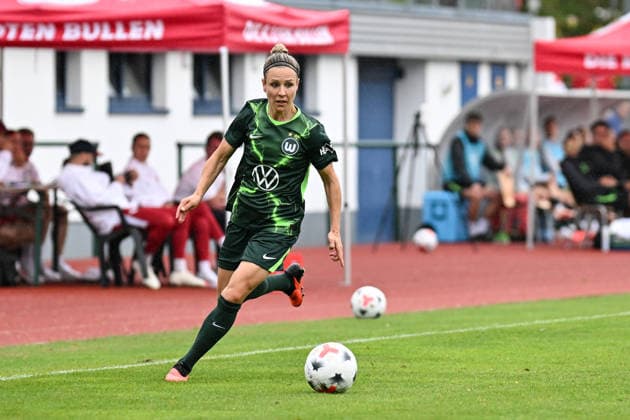 Fußball I Frauen I Saison 2026-2027 I Freundschaftsspiel I RB Leipzig - VfL Wolfsburg I 01.08.2026 Svenja Huth (10, VfL Wolfsburg) mit Ball Freisteller, Nahaufnahme, Porträt, Portrait, Einzelfoto, Einzelbild, Körper Markranstädt Rasenplatz, Stadion am Bad Großfeld, Am Stadtbad 30 Sachsen Deutschland *** Soccer I Women s I 2026–2027 Season I Friendly Match I RB Leipzig vs. VfL Wolfsburg I August 1, 2026 Svenja Huth 10, VfL Wolfsburg with the ball, cutout, close-up, portrait, single photo, single image, body, Markranstädt grass field, Stadion am Bad Großfeld, Am Stadtbad 30, Saxony, Germany Copyright: xLobeca InesxHähnelx