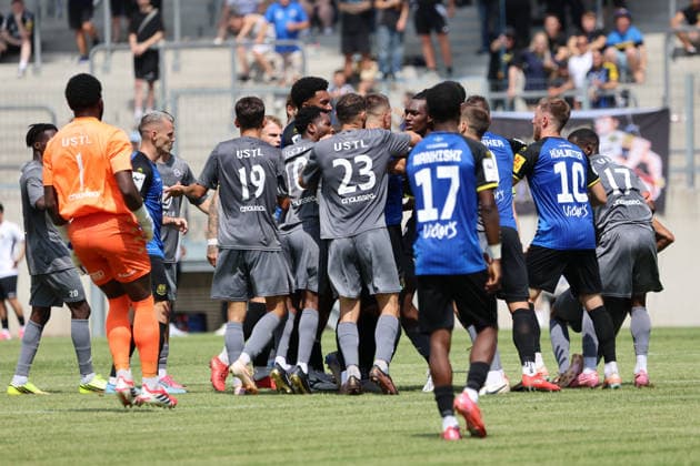 01.08.2026, Fussball, Herren, Testspiel, Saison 2026 2027, 1. FC Saarbrücken - US Thionville Lusitanos, Rudelbildung zwischen den beiden Mannschaften, Samir Bouzar (US Thionville Lusitanos), Abdenko Nankishi (1. FC Saarbrücken), Christian Kühlwetter (1. FC Saarbrücken) Saarbrücken Ludwigsparkstadion Saarland Deutschland (DEU) *** August 1, 2026, Soccer, Men s, Friendly Match, 2026–2027 Season, 1 FC Saarbrücken vs. US Thionville Lusitanos, Clashes between the two teams, Samir Bouzar (US Thionville Lusitanos), Abdenko Nankishi (1 FC Saarbrücken), Christian Kühlwetter (1 FC Saarbrücken), Saarbrücken, Ludwigsparkstadion, Saarland, Germany, DEU Copyright: xSebastianxBachx