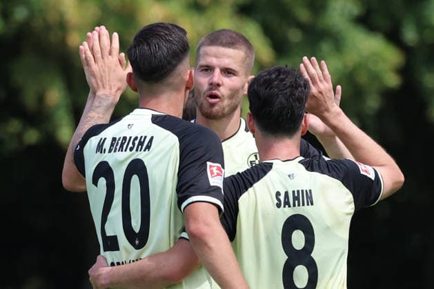01.08.2026, xrekx, Fussball Testspiel, FC Metz - 1.FC Kaiserslautern v.l. Torjubel nach dem Tor zum celebrating the goal celebrate 0:2 durch Mergim Berisha (1.FC Kaiserslautern) mit Jan Elvedi (1.FC Kaiserslautern) Semih Sahin (1.FC Kaiserslautern) (DFL DFB REGULATIONS PROHIBIT ANY USE OF PHOTOGRAPHS as IMAGE SEQUENCES and or QUASI-VIDEO) Metz *** August 1, 2026, xrekx, Soccer Friendly Match, FC Metz 1 FC Kaiserslautern v l Goal celebration after the goal scored by Mergim Berisha 0–2 1 FC Kaiserslautern with Jan Elvedi 1 FC Kaiserslautern Semih Sahin 1 FC Kaiserslautern DFL DFB REGULATIONS PROHIBIT ANY USE OF PHOTOGRAPHS as IMAGE SEQUENCES and or QUASI-VIDEO Metz