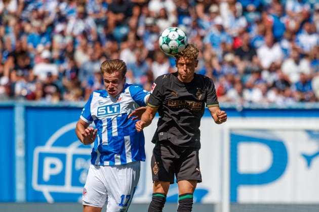 links Florian Carstens (Rostock) gegen Robin Hack (Gladbach) ; GER, FC Hansa Rostock vs. Borussia Mönchengladbach, Fußball, Männer, Testspiel, Spielzeit 2026 2027, 01.08.2026 Rostock Ostseestadion Mecklenburg - Vorpommern Deutschland *** left: Florian Carstens (Rostock) vs. Robin Hack (Gladbach) GER, FC Hansa Rostock vs. Borussia Mönchengladbach, soccer, men s, friendly match, 2026–2027 season, August 1, 2026, Rostock Ostseestadion, Mecklenburg-Western Pomerania, Germany