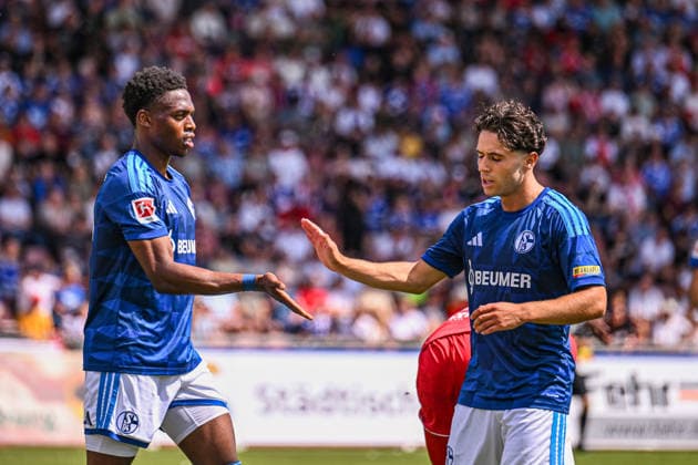 01.08.2026, Fussball, Saison 2026 2027, Testspiel, KSV Hessen Kassel - FC Schalke 04, Junior Adamu (FC Schalke 04) freut sich über das Tor zum 0:2, Soufiane El-Faouzi (FC Schalke 04) xRHR-FOTO YYx *** August 1, 2026, Soccer, 2026–2027 season, Friendly match, KSV Hessen Kassel vs. FC Schalke 04, Junior Adamu of FC Schalke 04 celebrates his goal to make it 0–2, Soufiane El Faouzi of FC Schalke 04 xRHR PHOTO YYx Copyright: KROEGER RHR-FOTOx RHR-FOTO YY