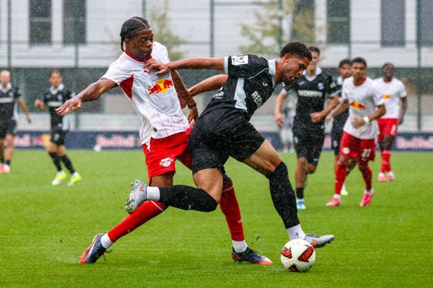 Joyeux Masanka Bungi (RB Leipzig, 42) und Raphael Araoye (SC Verl, 02) Zweikampf, Duell, Kampf am Ball, RB Leipzig vs SC Verl, Fussball, Testspiel, Saison 2026 27, 01.08..2026,¨ RB Leipzig vs SC Verl, Fussball, Testspiel, Saison 2026 27, 01.08.2026 Leipzig *** Joyeux Masanka Bungi (RB Leipzig), 42, and Raphael Araoye (SC Verl), 02—Tackle, duel, battle for the ball, RB Leipzig vs. SC Verl, soccer, friendly match, 2026–27 season, August 1, 2026, RB Leipzig vs. SC Verl, soccer, friendly match, 2026–27 season, August 1, 2026, Leipzig Copyright: xEibner-Pressefoto LauraxRoemerx EP_LRR