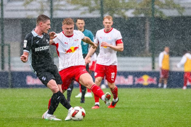 Conrad Harder (RB Leipzig, 09) Zweikampf, Duell, Kampf Dennis Waidner (SC Verl, 08), RB Leipzig vs SC Verl, Fussball, Testspiel, Saison 2026 27, 01.08..2026,¨ RB Leipzig vs SC Verl, Fussball, Testspiel, Saison 2026 27, 01.08.2026 Leipzig *** Conrad Harder (RB Leipzig), 09, Tackle, Duel, Battle; Dennis Waidner (SC Verl), 08, RB Leipzig vs. SC Verl, Soccer, Friendly, 2026–27 Season, August 1, 2026, RB Leipzig vs. SC Verl, soccer, friendly match, 2026–27 season, August 1, 2026, Leipzig Copyright: xEibner-Pressefoto LauraxRoemerx EP_LRR