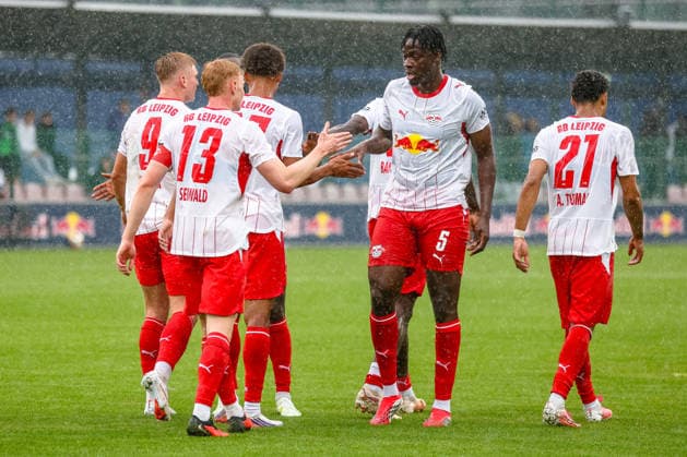 Nicolas Seiwald (RB Leipzig, 13), El-Chadaille Bitshiabu (RB Leipzig, 05) Jubel, Torjubel, jubelt ueber Tor zum 3:0, RB Leipzig vs SC Verl, Fussball, Testspiel, Saison 2026 27, 01.08..2026,¨ RB Leipzig vs SC Verl, Fussball, Testspiel, Saison 2026 27, 01.08.2026 Leipzig *** Nicolas Seiwald, RB Leipzig, 13; El Chadaille Bitshiabu, RB Leipzig, 05; celebration, goal celebration, celebrating the 3-0 goal, RB Leipzig vs. SC Verl, soccer, friendly match, 2026-27 season, August 1, 2026, RB Leipzig vs. SC Verl, soccer, friendly match, 2026–27 season, August 1, 2026, Leipzig Copyright: xEibner-Pressefoto LauraxRoemerx EP_LRR