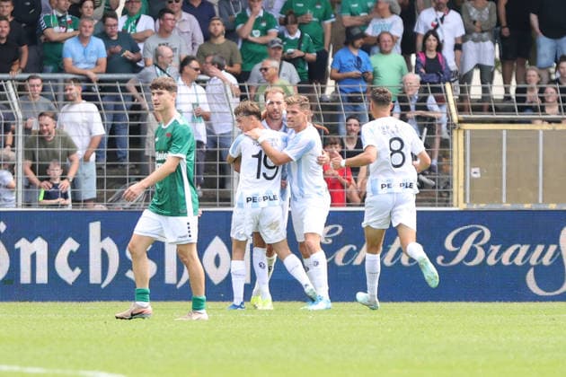 01.08.2026, Herren, Fussball, Saison 2026 2027, Regionalliga Bayern, 2. Spieltag: 1. FC Schweinfurt 1905 - TSV 1860 München Jubel beim TSV 1860 München nach dem 1:1-Ausgleich Schweinfurt Riedel-Bau-Arena im Sachs-Stadio Bayern Unterfranken Deutschland *** August 1, 2026, Men s Soccer, 2026–2027 Season, Bavarian Regional League, Matchday 2: 1 FC Schweinfurt 1905 vs. TSV 1860 Munich. Jubilation at TSV 1860 Munich after the 1–1 draw at the Schweinfurt Riedel Bau Arena in the Sachs Stadium, Bavaria, Lower Franconia, Germany