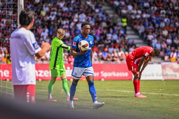 01.08.2026, Fussball, Saison 2026 2027, Testspiel, KSV Hessen Kassel - FC Schalke 04, Junior Adamu (FC Schalke 04) freut sich über das Tor zum 0:2, xRHR-FOTO YYx *** August 1, 2026, Soccer, 2026–2027 Season, Friendly Match, KSV Hessen Kassel vs. FC Schalke 04, Junior Adamu of FC Schalke 04 celebrates his goal to make it 0–2, xRHR PHOTO YYx Copyright: KROEGER RHR-FOTOx RHR-FOTO YY