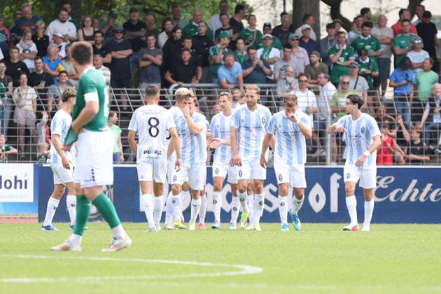 01.08.2026, Herren, Fussball, Saison 2026 2027, Regionalliga Bayern, 2. Spieltag: 1. FC Schweinfurt 1905 - TSV 1860 München Jubel beim TSV 1860 München nach dem 1:1-Ausgleich Schweinfurt Riedel-Bau-Arena im Sachs-Stadio Bayern Unterfranken Deutschland *** August 1, 2026, Men s Soccer, 2026–2027 Season, Bavarian Regional League, Matchday 2: 1 FC Schweinfurt 1905 vs. TSV 1860 Munich. Jubilation at TSV 1860 Munich after the 1–1 draw at the Schweinfurt Riedel Bau Arena in the Sachs Stadium, Bavaria, Lower Franconia, Germany