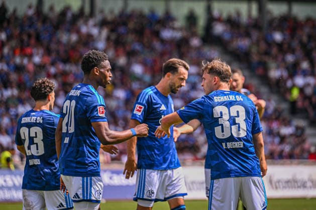 01.08.2026, Fussball, Saison 2026 2027, Testspiel, KSV Hessen Kassel - FC Schalke 04, Junior Adamu (FC Schalke 04) freut sich über das Tor zum 0:2, Vitalie Becker (FC Schalke 04) xRHR-FOTO YYx *** August 1, 2026, Soccer, 2026–2027 season, Friendly match, KSV Hessen Kassel vs. FC Schalke 04, Junior Adamu of FC Schalke 04 celebrates his goal to make it 0–2, Vitalie Becker of FC Schalke 04 xRHR PHOTO YYx Copyright: KROEGER RHR-FOTOx RHR-FOTO YY