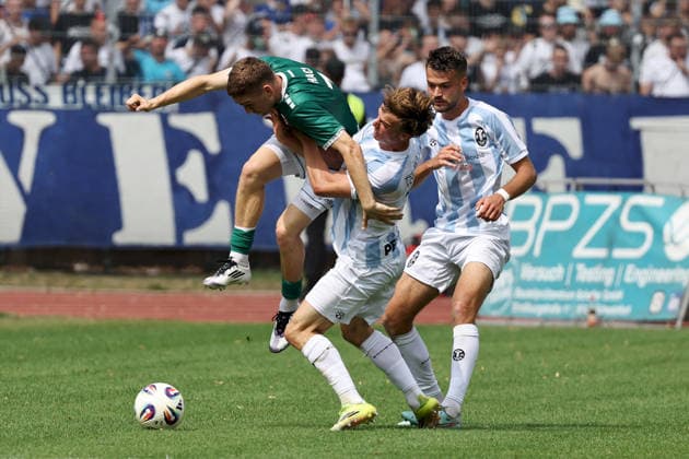 01.08.2026, Herren, Fussball, Saison 2026 2027, Regionalliga Bayern, 2. Spieltag: 1. FC Schweinfurt 1905 - TSV 1860 Muenchen Philipp Hack ( 7, 1. FC Schweinfurt 1905) und Julian Bell ( 2, TSV 1860 München) Schweinfurt Sachs-Stadion Bayern Deutschland *** August 1, 2026, Men s Soccer, 2026–2027 Season, Bavarian Regional League, Matchday 2: 1 FC Schweinfurt 1905 vs. TSV 1860 Munich; Philipp Hack 7, 1 FC Schweinfurt 1905 and Julian Bell 2, TSV 1860 Munich, Schweinfurt, Sachs Stadium, Bavaria, Germany