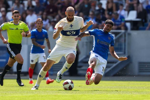2026.08.01 Darmstadt, Testpiel SV Darmstadt 98 - FC Portsmouth v.l. Aleksandar Vukotic (SV Darmstadt 98), Luke Le Roux (Portsmouth) battles for the Ball *** August 1, 2026, Darmstadt, Friendly Match: SV Darmstadt 98 vs. FC Portsmouth; from left: Aleksandar Vukotic (SV Darmstadt 98) and Luke Le Roux (Portsmouth) battle for the ball Copyright: HMBxMedia JoaquimxFerreira
