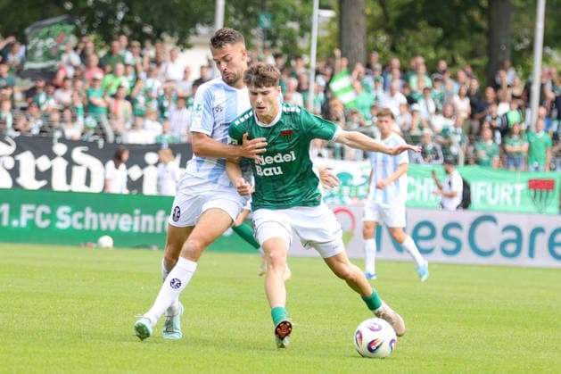 01.08.2026, Herren, Fussball, Saison 2026 2027, Regionalliga Bayern, 2. Spieltag: 1. FC Schweinfurt 1905 - TSV 1860 München Von links: Raphael Wach (TSV 1860 München, 08) gegen Lauris Bausenwein (FC Schweinfurt 05, 21) Schweinfurt Riedel-Bau-Arena im Sachs-Stadio Bayern Unterfranken Deutschland *** August 1, 2026, Men s Soccer, 2026–2027 Season, Bavarian Regional League, Matchday 2: 1 FC Schweinfurt 1905 vs. TSV 1860 Munich. From left: Raphael Wach (TSV 1860 Munich), 08 against Lauris Bausenwein of FC Schweinfurt 05, 21 Schweinfurt Riedel Bau Arena at Sachs Stadio, Bavaria, Lower Franconia, Germany