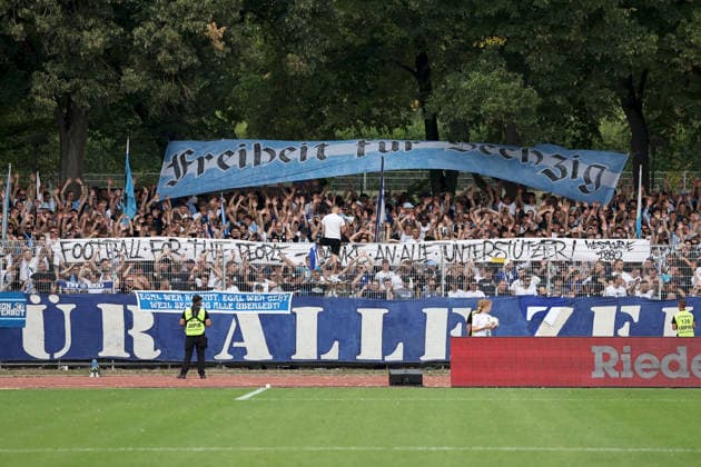 01.08.2026, Herren, Fussball, Saison 2026 2027, Regionalliga Bayern, 2. Spieltag: 1. FC Schweinfurt 1905 - TSV 1860 Muenchen Spruchband der 1860-Fans, Football for the People - Danke an alle Unterstützer! Schweinfurt Sachs-Stadion Bayern Deutschland *** August 1, 2026, Men s, Soccer, 2026–2027 Season, Bavarian Regional League, Matchday 2: 1 FC Schweinfurt 1905 vs. TSV 1860 Munich. Banner held by 1860 fans: Football for the People. Thanks to all the supporters. Schweinfurt, Sachs Stadium, Bavaria, Germany