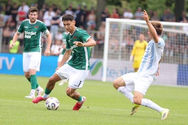 01.08.2026, Herren, Fussball, Saison 2026 2027, Regionalliga Bayern, 2. Spieltag: 1. FC Schweinfurt 1905 - TSV 1860 München Von links: Mustafa Alper Özden (FC Schweinfurt 05, 20) vor Julian Bell (TSV 1860 München, 02) Schweinfurt Riedel-Bau-Arena im Sachs-Stadio Bayern Unterfranken Deutschland *** August 1, 2026, Men s, Soccer, 2026–2027 Season, Bavarian Regional League, Matchday 2: 1 FC Schweinfurt 1905 vs. TSV 1860 Munich. From left: Mustafa Alper Özden (FC Schweinfurt 05), 20 meters in front of Julian Bell (TSV 1860 Munich), 02 Schweinfurt Riedel Bau Arena at Sachs Stadio, Bavaria, Lower Franconia, Germany