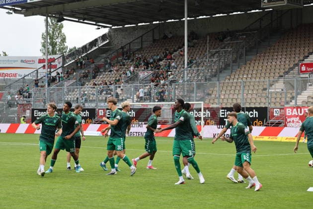 Werder bei der Erwärmung Fussball Testspiel 2026 2027 FC Energie Cottbus - SV Werder Bremen *** Werder during warm-ups: Soccer Friendly Match 2026–2027 FC Energie Cottbus vs. SV Werder Bremen