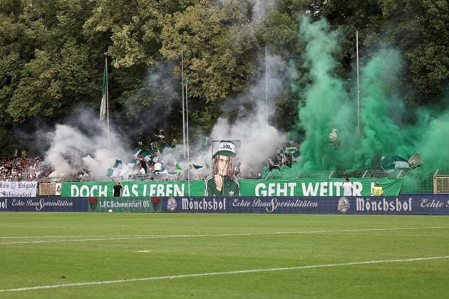 01.08.2026, Herren, Fussball, Saison 2026 2027, Regionalliga Bayern, 2. Spieltag: 1. FC Schweinfurt 1905 - TSV 1860 Muenchen Choreografie der Schnüdel-Fans: Doch das Leben geht weiter! Schweinfurt Sachs-Stadion Bayern Deutschland *** August 1, 2026, Men s, Soccer, 2026–2027 Season, Bavarian Regional League, Matchday 2: 1 FC Schweinfurt 1905 vs. TSV 1860 Munich. Choreography by the Schnüdel Fans. But Life Goes On. Schweinfurt, Sachs Stadium, Bavaria, Germany