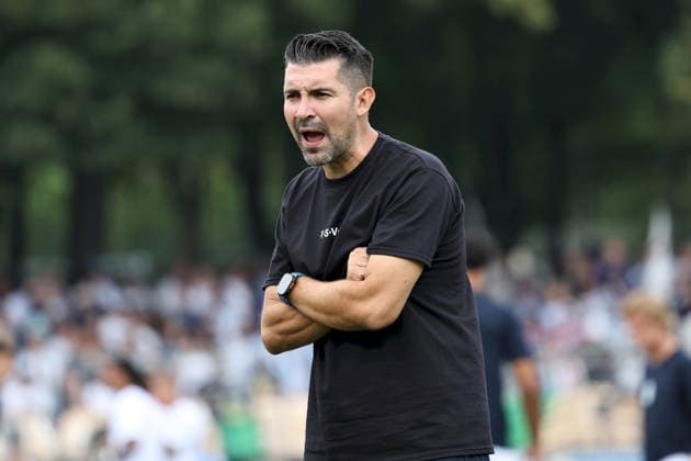 01.08.2026, Herren, Fussball, Saison 2026 2027, Regionalliga Bayern, 2. Spieltag: 1. FC Schweinfurt 1905 - TSV 1860 Muenchen Alper Kayabunar (Cheftrainer, TSV 1860 München) gibt Anweisungen Schweinfurt Sachs-Stadion Bayern Deutschland *** August 1, 2026, Men s Soccer, 2026–2027 Season, Bavarian Regional League, Matchday 2: 1 FC Schweinfurt 1905 vs. TSV 1860 Munich; Alper Kayabunar, head coach of TSV 1860 Munich, gives instructions at Schweinfurt’s Sachs Stadium in Bavaria, Germany