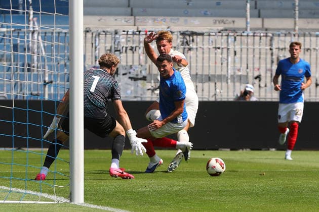 01.08.2026, xtvx, Fussball Testspiel, SV Darmstadt 98 - FC Portsmouth v.l. Torwart Nicolas Schmid (FC Portsmouth) Fynn Lakenmacher (SV Darmstadt 98) Torschuss, has a shot on goal (DFL DFB REGULATIONS PROHIBIT ANY USE OF PHOTOGRAPHS as IMAGE SEQUENCES and or QUASI-VIDEO) Darmstadt *** August 1, 2026, xtvx, Soccer Friendly Match, SV Darmstadt 98 vs. FC Portsmouth: Goalkeeper Nicolas Schmid (FC Portsmouth) and Fynn Lakenmacher (SV Darmstadt 98) take a shot on goal. DFL and DFB regulations prohibit any use of photographs as image sequences and or quasi-video. Darmstadt