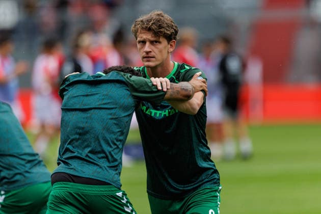 01.08.2026, GER, Testspiel, Saison 2026 2027), FC Energie Cottbus - SV Werder Bremen. Jens Stage (SV Werder Bremen 6) bei der Erwärmung Cottbus Stadion der Freundschaft Brandenburg Deutschland *** August 1, 2026, GER, Friendly Match, 2026–2027 Season, FC Energie Cottbus vs. SV Werder Bremen; Jens Stage of SV Werder Bremen, No. 6, warming up at Cottbus Stadion der Freundschaft in Brandenburg, Germany Copyright: xnordphotoxGmbHx xTrienitzx