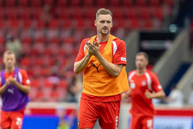Patrick Mainka (1.FC Heidenheim, 06) klatscht Beifall vor dem Spiel Empfang der Mannschaft, GER, 1. FC Heidenheim vs. FC Ingolstadt, Fußball, Max-Liebhaber-Pokal, 2026 2027, 01.08.2026, DFL DFB REGULATIONS PROHIBIT ANY USE OF PHOTOGRAPHS AS IMAGE SEQUENCES AND OR QUASI-VIDEO, GER, 1. FC Heidenheim vs. FC Ingolstadt, Fußball, Max-Liebhaber-Pokal, 2026 2027, 01.08.2026 Heidenheim *** Patrick Mainka, 1 FC Heidenheim, 06, clapping in applause before the team s pre-game reception, GER, 1 FC Heidenheim vs. FC Ingolstadt, soccer, Max Liebhaber Cup, 2026–2027, August 1, 2026, DFL and DFB regulations prohibit any use of photographs as image sequences and or quasi-video, GER, 1 FC Heidenheim vs. FC Ingolstadt, soccer, Max Liebhaber Cup, 2026–2027, August 1, 2026, Heidenheim Copyright: xEibner-Pressefoto JanixPlessx EP_JPL
