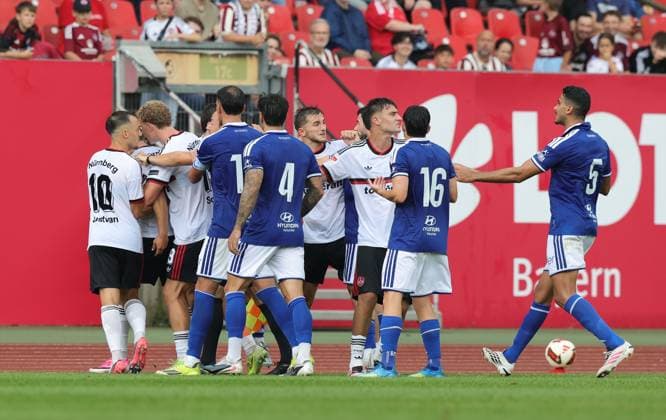 01.08.2026 - Fussball - Saison 2026 2027 - Testspiel Freundschaftsspiel Vorbereitungsspiel: 1. FC Nürnberg Nuernberg FCN ( Club ) - Real Oviedo - Sportfoto Zink DaMa - xdaxmax - Symbolbild Symbolfoto Feature Impression - Rudelbildung beider Mannschaften Teams *** August 1, 2026 Soccer Season 2026–2027 Exhibition Match Friendly Match Preseason Match 1. FC Nürnberg FCN Club Real Oviedo Sports Photo Zink DaMa xdaxmax Stock Photo Feature Impression Team Formation of Both Teams