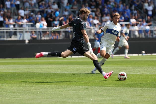 2026.08.01 Darmstadt, Testpiel SV Darmstadt 98 - FC Portsmouth v.l. Nicolas Schmid (Portsmouth), Fynn-Luca Lakenmacher (SV Darmstadt 98) in action, with the ball *** August 1, 2026, Darmstadt, Friendly Match: SV Darmstadt 98 vs. FC Portsmouth; from left: Nicolas Schmid (Portsmouth), Fynn Luca Lakenmacher (SV Darmstadt 98) in action, with the ball Copyright: HMBxMedia JoaquimxFerreira