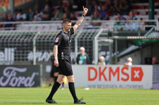 01.08.26, GER, Regionalliga Nord, Fussball, 1. Spieltag, Saison 2026 2027, Dietmar-Scholze-Stadion an der Lohmuehle, VfB Luebeck vs SC Weiche Flensburg Einzelaktion Aktion Ganze Figur Einzeln Freisteller Schiedsrichter Kevin Behrens gibt Handzeichen Foto nordphoto GmbH Tauchnitz Luebeck Dietmar-Scholze-Stadion an der Lohmuehle SH Germany *** August 26, 2026, GER, Regionalliga Nord, Soccer, Matchday 1, 2026–2027 Season, Dietmar Scholze Stadium at the Lohmühle, VfB Lübeck vs. SC Weiche Flensburg, Individual Action, Full-Body Shot, Isolated Figure, Referee Kevin Behrens signals with his hand, Photo by nordphoto GmbH, Tauchnitz, Lübeck, Dietmar Scholze Stadium at the Lohmühle, SH, Germany Copyright: xnordphotoxGmbHx xTauchnitzx