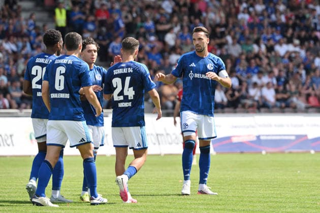 Jubel 0:1, v.re., Kenan Karaman (FC Schalke 04), Adil Aouchiche (FC Schalke 04), Soufiane El-Faouzi (Schalke 04), Ron Schallenberg (FC Schalke 04), Junior Adamu (FC Schalke 04) 01.08.2026, Fussball, Saison 2026 2027, Testspiel, KSV Hessen Kassel - FC Schalke 04 Kassel Auestadion Deutschland *** Celebration 0 1, v re, Kenan Karaman FC Schalke 04, Adil Aouchiche FC Schalke 04, Soufiane El Faouzi Schalke 04, Ron Schallenberg, FC Schalke 04; Junior Adamu, FC Schalke 04; January 8, 2026; soccer; 2026–2027 season; friendly match; KSV Hessen Kassel vs. FC Schalke 04; Auestadion, Kassel, Germany Team2