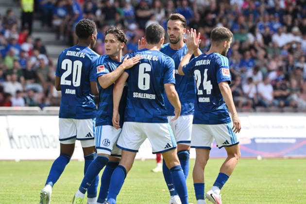 Jubel 0:1, v.re., Adil Aouchiche (FC Schalke 04), Kenan Karaman (FC Schalke 04), Ron Schallenberg (FC Schalke 04), Soufiane El-Faouzi (Schalke 04), Junior Adamu (FC Schalke 04) 01.08.2026, Fussball, Saison 2026 2027, Testspiel, KSV Hessen Kassel - FC Schalke 04 Kassel Auestadion Deutschland *** Jubel 0 1, v re , Adil Aouchiche FC Schalke 04 , Kenan Karaman FC Schalke 04 , Ron Schallenberg, FC Schalke 04; Soufiane El Faouzi, Schalke 04; Junior Adamu, FC Schalke 04, January 8, 2026, Soccer, 2026–2027 season, Friendly match, KSV Hessen Kassel vs. FC Schalke 04, Auestadion, Kassel, Germany Team2