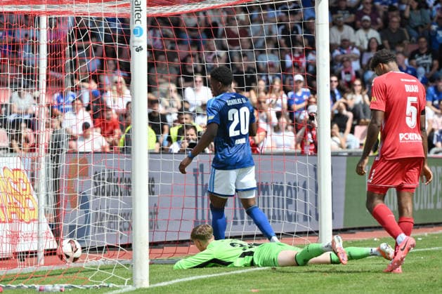 Junior Adamu (FC Schalke 04) erzielt das Tor zum 0:2 01.08.2026, Fussball, Saison 2026 2027, Testspiel, KSV Hessen Kassel - FC Schalke 04 Kassel Auestadion Deutschland *** Junior Adamu of FC Schalke 04 scores the goal to make it 0–2 on August 1, 2026, Soccer, 2026–2027 season, Friendly match, KSV Hessen Kassel vs. FC Schalke 04, Auestadion, Kassel, Germany Team2