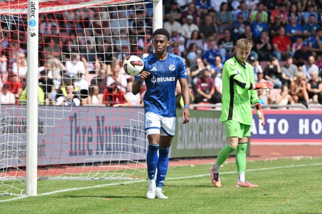 Junior Adamu (FC Schalke 04) hat soeben das Tor zum 0:2 erzielt 01.08.2026, Fussball, Saison 2026 2027, Testspiel, KSV Hessen Kassel - FC Schalke 04 Kassel Auestadion Deutschland *** Junior Adamu of FC Schalke 04 has just scored the goal to make it 0–2. August 1, 2026, Soccer, 2026–2027 Season, Friendly Match, KSV Hessen Kassel vs. FC Schalke 04, Auestadion, Kassel, Germany Team2
