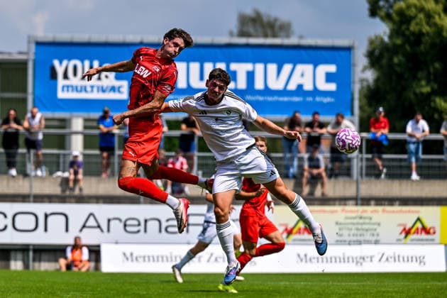 01.08.2026, GER, Fußball, Herren, RL Bayern, Saison 2026 2027, FC Memmingen vs SpVgg Ansbach Luis Pfaumann (Memmingen, 10) gewinnt Kopfballduell gegen Lucas Beetz (Ansbach, 2) Memmingen e-con ArenaPark Bayern Deutschland *** August 1, 2026, GER, Soccer, Men s, Bavarian Regional League, 2026–2027 Season, FC Memmingen vs. SpVgg Ansbach; Luis Pfaumann (Memmingen) wins a header duel against Lucas Beetz (Ansbach); 2 goals for Memmingen at ArenaPark, Bavaria, Germany Copyright: xNordphotox xHafnerx