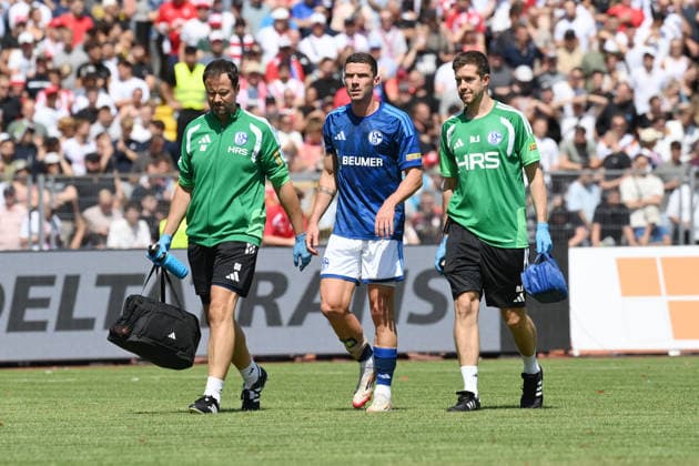 Verletzung Robin Gosens (FC Schalke 04), mi. 01.08.2026, Fussball, Saison 2026 2027, Testspiel, KSV Hessen Kassel - FC Schalke 04 Kassel Auestadion Deutschland *** Robin Gosens Injury, FC Schalke 04, Wed, Aug 1, 2026, Soccer, 2026–2027 Season, Friendly Match, KSV Hessen Kassel vs. FC Schalke 04, Auestadion, Kassel, Germany Team2