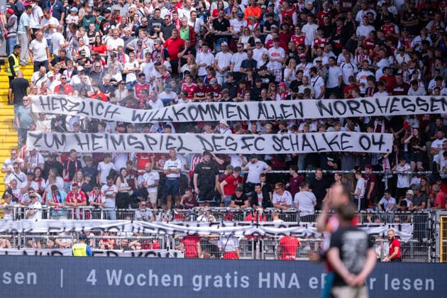01.08.2026, Fussball, Saison 2026 2027, Testspiel, KSV Hessen Kassel - FC Schalke 04, Spruchbanner Fans KSV Herzlich willkommen in Nordhessen zum Heimspiel des FC Schalke 04 xRHR-FOTO YYx *** August 1, 2026, Soccer, 2026–2027 Season, Friendly Match, KSV Hessen Kassel vs. FC Schalke 04, KSV Fan Banner: A Warm Welcome to North Hesse for FC Schalke 04 s Home Game xRHR PHOTO YYx Copyright: KROEGER RHR-FOTOx RHR-FOTO YY