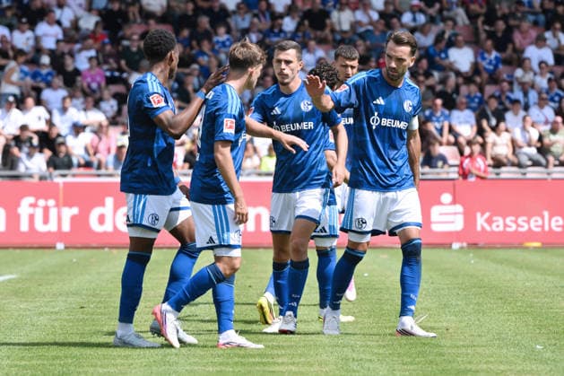 Jubel 0:2, v.re., Kenan Karaman (FC Schalke 04), Ron Schallenberg (FC Schalke 04), Vitalie Becker (FC Schalke 04), Junior Adamu (FC Schalke 04) 01.08.2026, Fussball, Saison 2026 2027, Testspiel, KSV Hessen Kassel - FC Schalke 04 Kassel Auestadion Deutschland *** Celebration 0 2, from left to right, Kenan Karaman (FC Schalke 04), Ron Schallenberg (FC Schalke 04), Vitalie Becker (FC Schalke 04), Junior Adamu (FC Schalke 04) January 8, 2026, Soccer, 2026–2027 season, Friendly match, KSV Hessen Kassel vs. FC Schalke 04, Auestadion, Kassel, Germany Team2