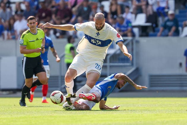 2026.08.01 Darmstadt, Testpiel SV Darmstadt 98 - FC Portsmouth v.l. Aleksandar Vukotic (SV Darmstadt 98), Luke Le Roux (Portsmouth) battles for the Ball *** August 1, 2026, Darmstadt, Friendly Match: SV Darmstadt 98 vs. FC Portsmouth; from left: Aleksandar Vukotic (SV Darmstadt 98), Luke Le Roux (Portsmouth) battle for the ball Copyright: HMBxMedia JoaquimxFerreira