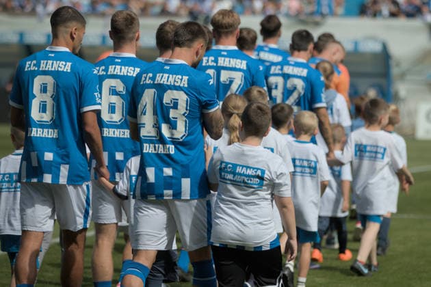 01.08.2026 Fußball Herren 2026 2027 Testspiel FC Hansa Rostock - VfL Borussia Mönchengladbach Ostseestadion Rostock Hansa betritt das Spielfeld. Rostock Mecklenburg-Vorpommern Deutschland *** August 1, 2026 Men s Soccer 2026–2027 Friendly Match FC Hansa Rostock vs. VfL Borussia Mönchengladbach Ostseestadion, Rostock Hansa takes the field Rostock, Mecklenburg-Western Pomerania, Germany