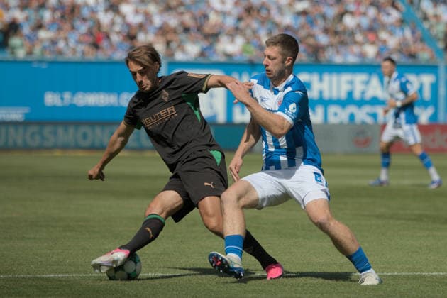 01.08.2026 Fußball Herren 2026 2027 Testspiel FC Hansa Rostock - VfL Borussia Mönchengladbach Ostseestadion Rostock Florian Neuhaus (Mönchengladbach, 10, schwarz) ist vor Jonas Dirkner (Rostock, 6, blau) am Ball. Rostock Mecklenburg-Vorpommern Deutschland *** August 1, 2026 Men s Soccer 2026–2027 Friendly Match FC Hansa Rostock vs. VfL Borussia Mönchengladbach Ostseestadion, Rostock Florian Neuhaus (Mönchengladbach), No. 10, in black, is in front of Jonas Dirkner (Rostock), 6, blue, with the ball Rostock, Mecklenburg-Western Pomerania, Germany
