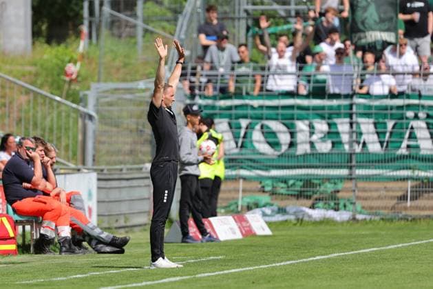 01.08.26, GER, Regionalliga Nord, Fussball, 1. Spieltag, Saison 2026 2027, Dietmar-Scholze-Stadion an der Lohmuehle, VfB Luebeck vs SC Weiche Flensburg Coachingzone Seitenlinie Trainerbereich Technische Zone. Trainer Kevin Rodewald (VfB Luebeck) Foto nordphoto GmbH Tauchnitz Luebeck Dietmar-Scholze-Stadion an der Lohmuehle SH Germany *** August 26, 2026, GER, Regionalliga Nord, Soccer, Matchday 1, 2026–2027 Season, Dietmar Scholze Stadium at the Lohmühle, VfB Lübeck vs. SC Weiche Flensburg Coaching Zone, Sideline, Coaches’ Area, Technical Zone, Coach Kevin Rodewald, VfB Lübeck, Photo: nordphoto GmbH, Tauchnitz, Lübeck, Dietmar Scholze Stadium at the Lohmühle, SH, Germany Copyright: xnordphotoxGmbHx xTauchnitzx