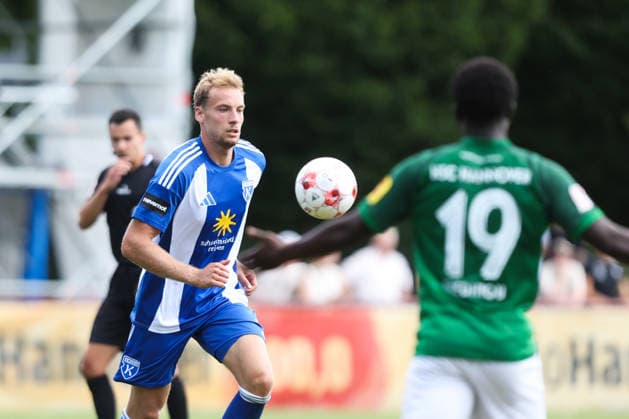 01.08.2026, Fussball, Herren, Regionalliga Nord, 1. Spieltag, HSC Hannover - BSV Kickers Emden Peer Mahncke (blau 5 BSV Kickers Emden) im Zweikampf mit Amoro Diedhiou (19 HSC Hannover) *** August 1, 2026, Soccer, Men s, Regionalliga Nord, Matchday 1, HSC Hannover vs. BSV Kickers Emden Peer Mahncke (blue, 5) of BSV Kickers Emden in a tackle with Amoro Diedhiou (19) of HSC Hannover